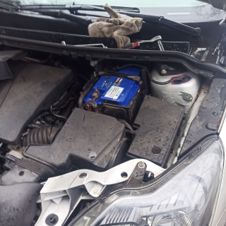 Замена аккумулятора на Ford Focus II (North America) 2007 - 2010 2.0 145 л.c.  Замена аккумулятора на Ford Focus II (North America) 2007 - 2010 2.0 145 л.c.